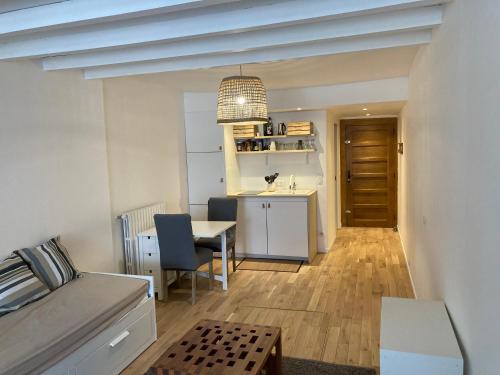 une cuisine et une salle à manger avec une table et une salle à manger dans l'établissement 2 Pieces cosy, à Annecy