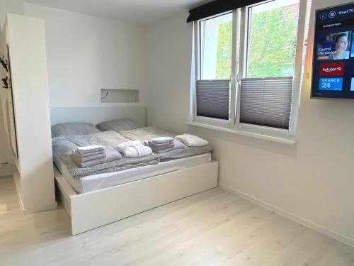 Fuldatal的住宿－Apartment Schloofschdubb in Fuldatal Nähe Kassel，一间卧室设有一张床和一个窗口