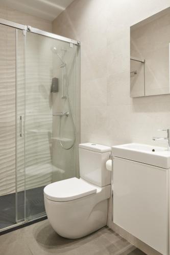a bathroom with a shower and a toilet and a sink at Always Easy I San Francisco in San Sebastián