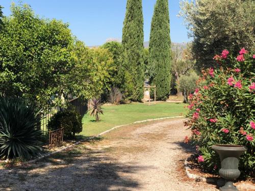 Jardín al aire libre en Authentique mas provençal Gémenos