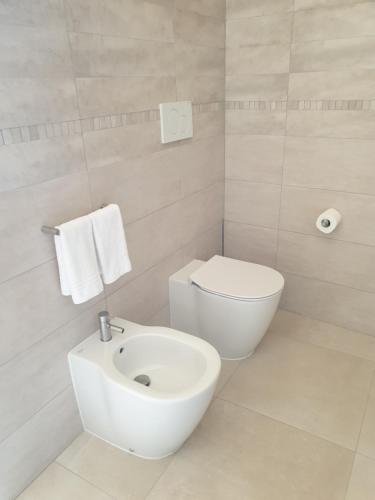 Ένα μπάνιο στο OLIVOLA APARTMENTS