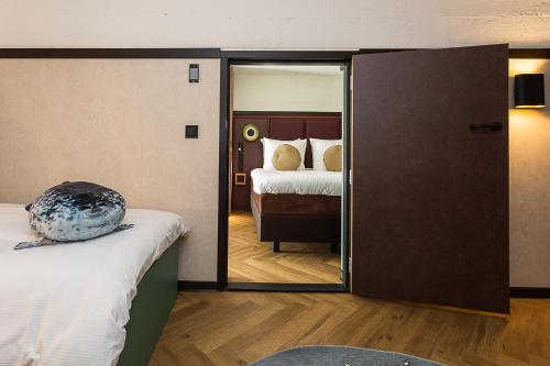 Ένα ή περισσότερα κρεβάτια σε δωμάτιο στο Hotel de Timmerfabriek I Kloeg Collection