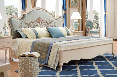 een slaapkamer met een groot bed en een blauw tapijt bij căn hộ OCEANVISTA in Ấp Phú Tịnh (2)