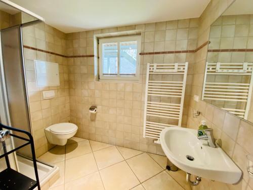 a bathroom with a toilet and a sink at 100 Sekunden zum Strand: Schöne Wohnung auf Usedom in Karlshagen