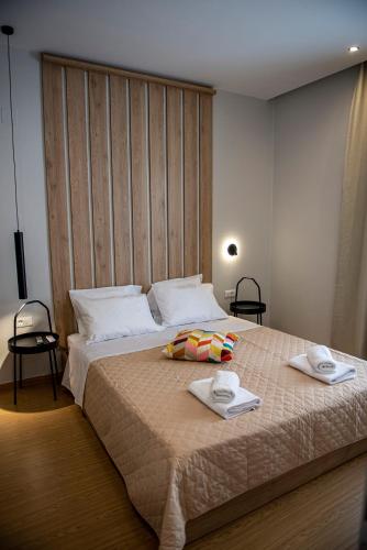 ein Schlafzimmer mit einem großen Bett, auf dem zwei Handtücher liegen in der Unterkunft Evangeline Maisons in Preveza