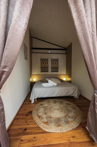 - une chambre avec un lit et un tapis sur du parquet dans l'établissement Zen & Spa - Maison Cosy - Tours - Netflix, à Tours