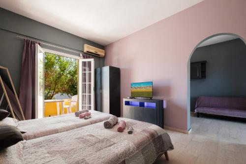 Un dormitorio con una cama con dos ositos de peluche. en Natural Blue Apartments, en Sidari