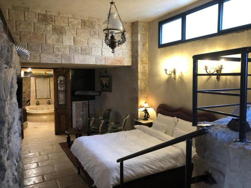 a bedroom with a large bed and a bathroom at Chateau du Roi in Mi‘ilyā