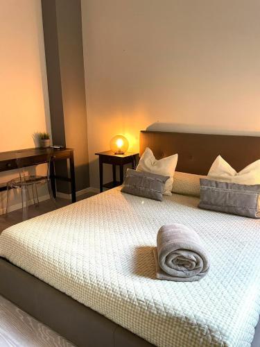 una camera da letto con un letto e un asciugamano sopra di AL.MA GUEST HOUSE a Roma