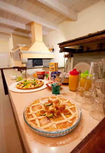 a kitchen counter with two pizzas on a counter at Le Pentume in Arnesano