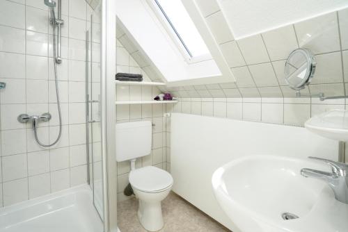 ヘルヌムにあるApp.1 Seeblickのバスルーム(トイレ、洗面台、シャワー付)