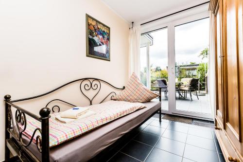 Schlafzimmer mit einem Bett und einer Glasschiebetür in der Unterkunft Design Apartment in Köln mit Terrasse in Köln