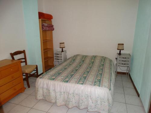 - une chambre avec un lit, deux commodes et deux lampes dans l'établissement Le Claux des Hespérides, à Allemagne-en-Provence