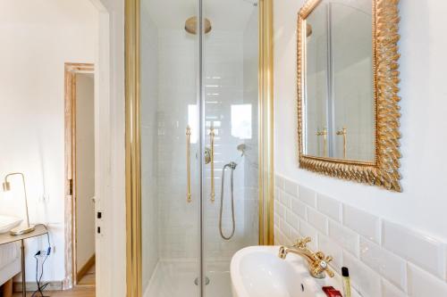 une salle de bain avec douche et lavabo dans l'établissement Maison d' Orange - Ponche, à Saint-Tropez