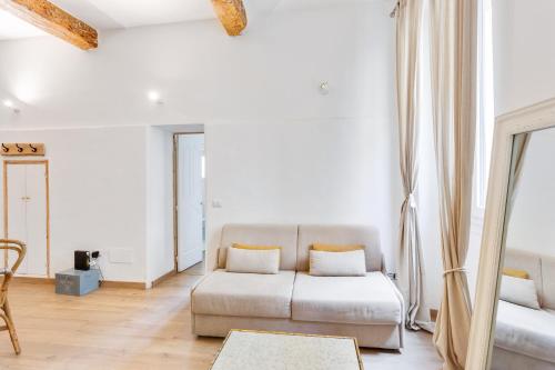 un salon avec un canapé et une table dans l'établissement Maison d' Orange - Ponche, à Saint-Tropez