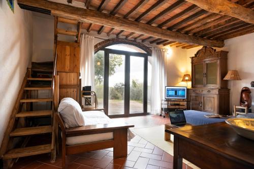 sala de estar con cama elevada y cocina en Alloro, en Rigomagno