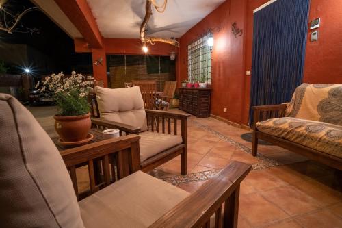 a living room with several chairs and a table at Casa vacaciones in Castellón de la Plana