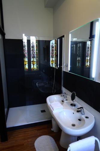 une salle de bain avec un lavabo blanc et une douche dans l'établissement Maison Eugénie, à Luchon