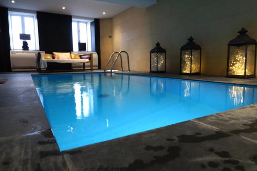 - une piscine dans une chambre d'hôtel éclairée dans l'établissement Maison Eugénie, à Luchon
