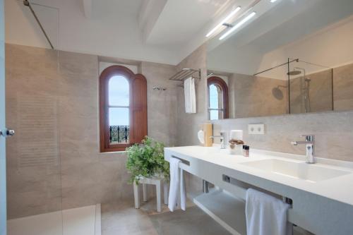 a bathroom with a sink and a large mirror at Principal Son Amoixa in Manacor