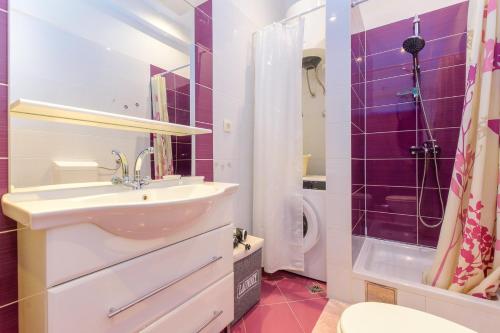 łazienka z umywalką, toaletą i prysznicem w obiekcie Apartment Macan, beautiful green oasis w Puli