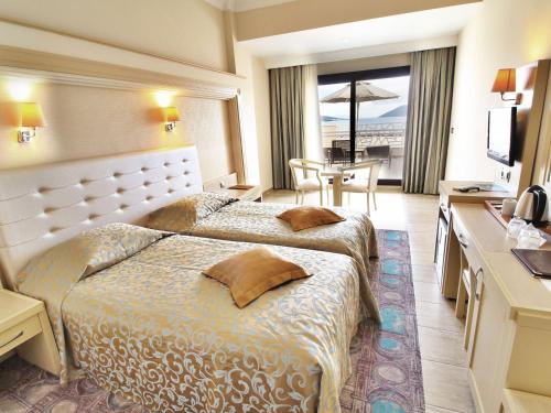 Un pat sau paturi într-o cameră la Azka Hotel