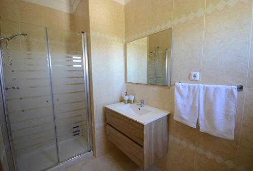 Et badeværelse på Casa Da Torre Espetacular V4 Com Piscina