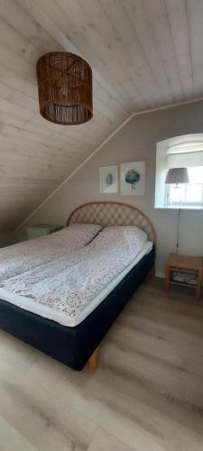 En eller flere senge i et værelse på Lustrup Farmhouse
