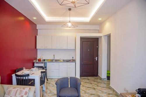 a kitchen and dining room with a table and chairs at Douala-Bonapriso: Superbe Appartement in Douala