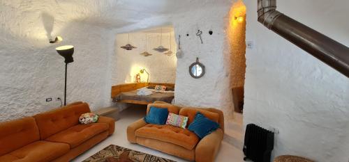 sala de estar con 2 sofás y 1 dormitorio en Los Andenes Cave, en La Coruña