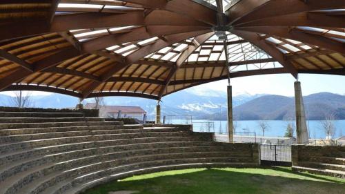 an amphitheater with a view of the water and mountains at Riaño en las Montañas de Carmen in Riaño
