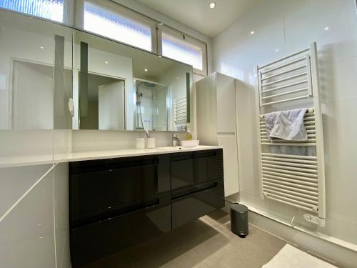 a bathroom with a sink and a mirror at APPART HOTEL DU BOIS DE VINCENNES in Fontenay-sous-Bois