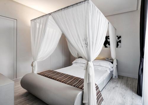 Кровать или кровати в номере LHP Hotel Montecatini Palace & SPA