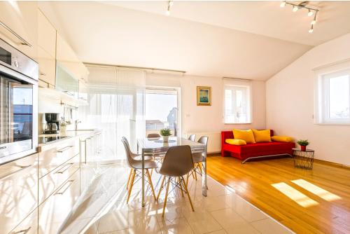 Kristina, spacius sea view apartment for 6