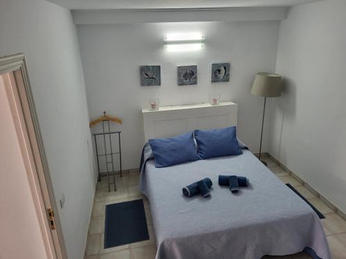 una camera da letto con un letto con cuscini blu di Isabel3 a Tías