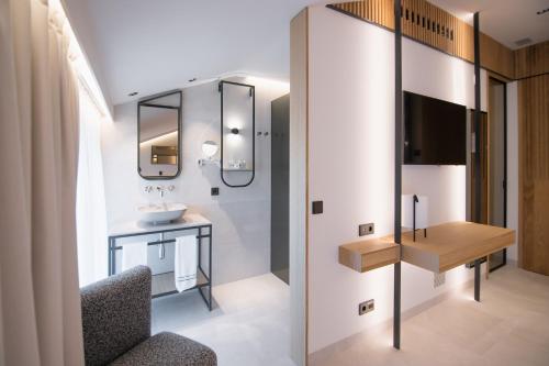 a bathroom with a sink and a mirror at MYR Puerta Serranos in Valencia