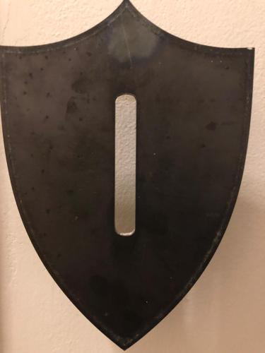 a shield with a letter i on a wall at Chateau du Roi in Mi‘ilyā