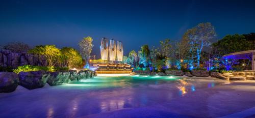 Bazén v ubytování Grande Centre Point Space Pattaya nebo v jeho okolí