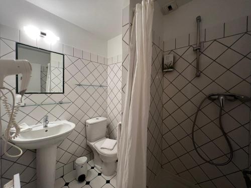 La salle de bains est pourvue d'un lavabo, de toilettes et d'une douche. dans l'établissement Le Vieux Château, à Aiguines