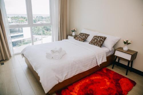 Un dormitorio con una cama con una toalla. en EGO's CONDO-Mactan NewTown Cebu-1BR en Isla de Mactán