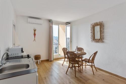 uma cozinha e sala de jantar com mesa e cadeiras em Maison d'Orange - Port em Saint-Tropez