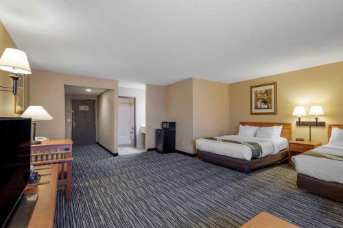 een hotelkamer met 2 bedden en een flatscreen-tv bij Quality Inn & Suites Wellington – Fort Collins in Wellington