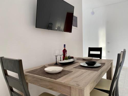 Central, Sunny & Spacious Apartment in Town - El Greco Apartments No 1