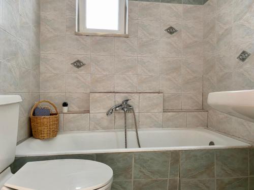 Central, Sunny & Spacious Apartment in Town - El Greco Apartments No 1