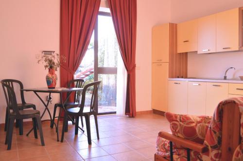 Η κουζίνα ή μικρή κουζίνα στο Desusino Residence & Hotel