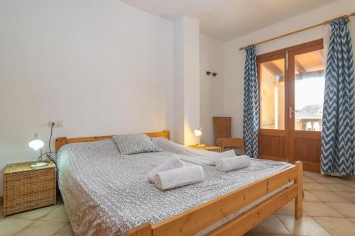 ein Schlafzimmer mit einem Bett mit zwei Handtüchern darauf in der Unterkunft Habitatge Escorball in Sa Ràpita