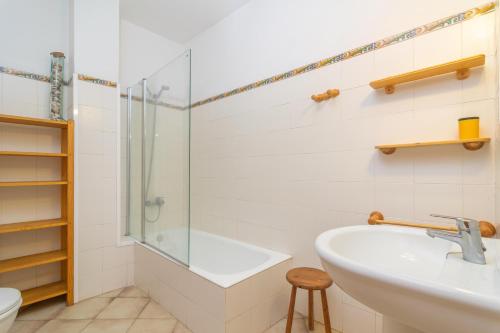 ein Badezimmer mit Waschbecken und Dusche in der Unterkunft Habitatge Escorball in Sa Ràpita