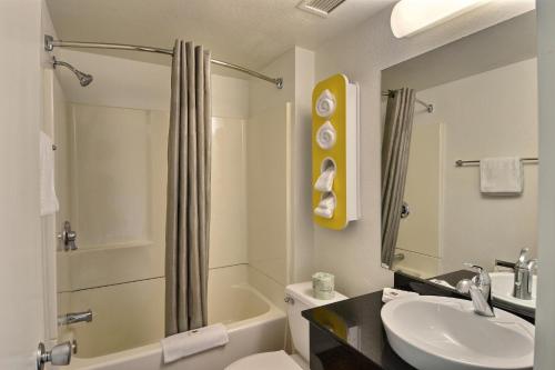 y baño con lavabo, aseo y ducha. en Motel 6-Danvers, MA - Boston North, en Danvers