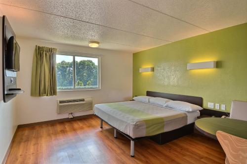 Ένα ή περισσότερα κρεβάτια σε δωμάτιο στο Motel 6-Danvers, MA - Boston North