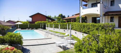 Swimming pool sa o malapit sa Residenza La Corte Visconti - flat with pool and patio
